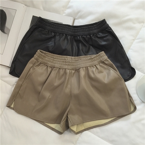 Rövid női rövidnadrág eco-bőr zsebekkel, több színben