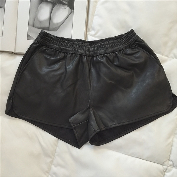 Rövid női rövidnadrág eco-bőr zsebekkel, több színben