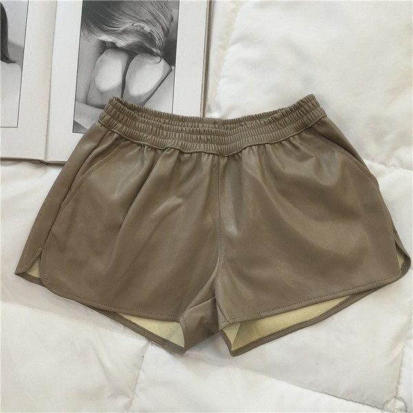 Rövid női rövidnadrág eco-bőr zsebekkel, több színben