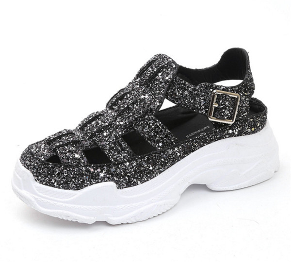 Stílusos sport-alkalmi női szandál fényes pántokkal és kényelmes talppal