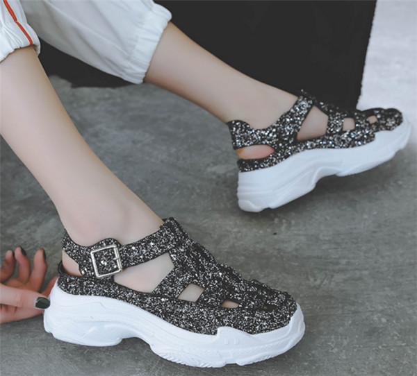 Stílusos sport-alkalmi női szandál fényes pántokkal és kényelmes talppal