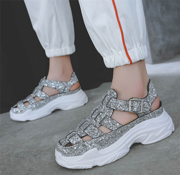 Stílusos sport-alkalmi női szandál fényes pántokkal és kényelmes talppal