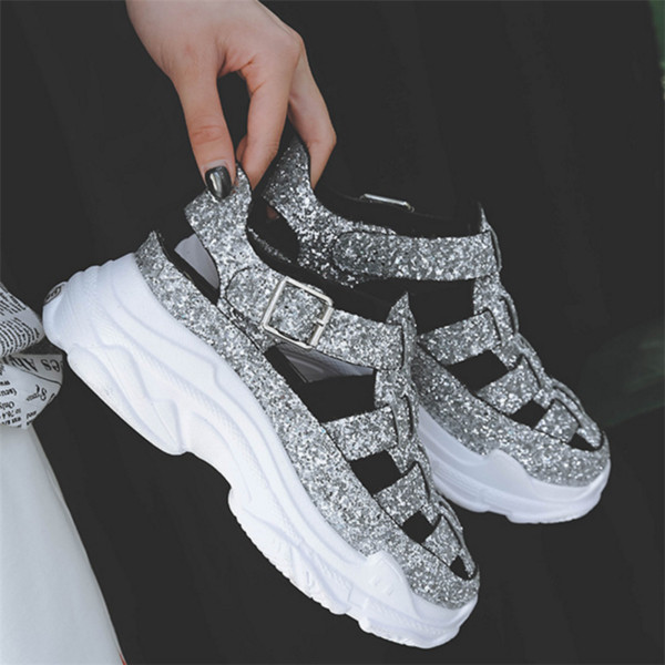 Stílusos sport-alkalmi női szandál fényes pántokkal és kényelmes talppal