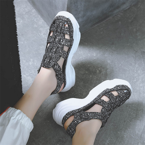 Stílusos sport-alkalmi női szandál fényes pántokkal és kényelmes talppal