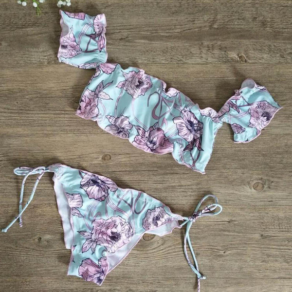 Kétrészes női fürdőruha mintával és rövid ujjúval