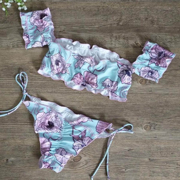 Kétrészes női fürdőruha mintával és rövid ujjúval