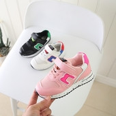 Gyermek tornacipő unisex matricákkal, három színben