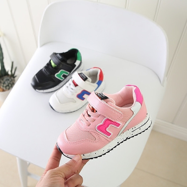 Gyermek tornacipő unisex matricákkal, három színben