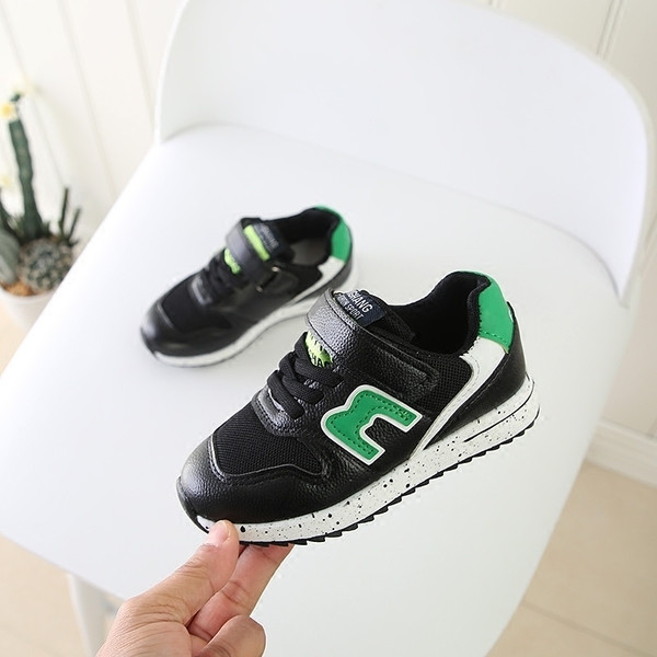 Gyermek tornacipő unisex matricákkal, három színben