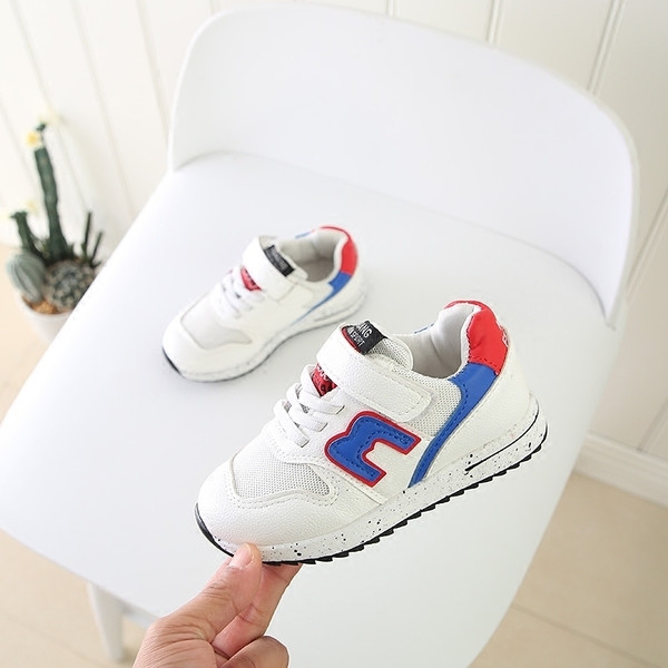 Gyermek tornacipő unisex matricákkal, három színben