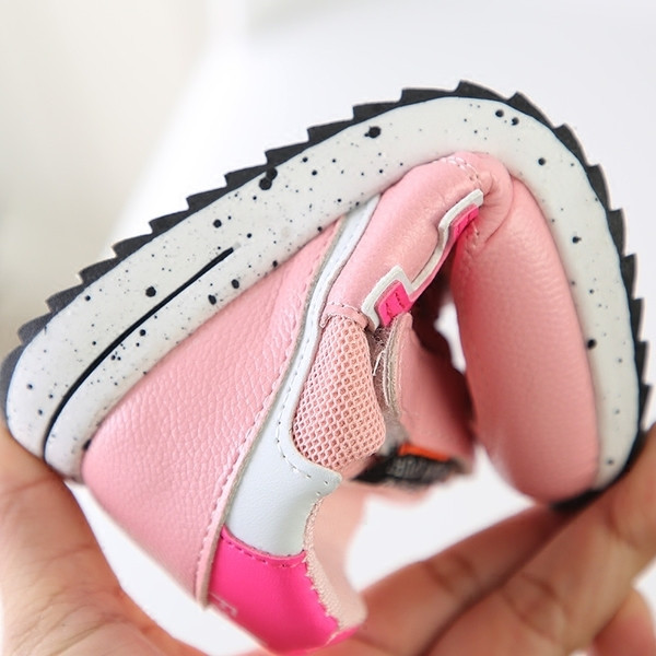 Gyermek tornacipő unisex matricákkal, három színben