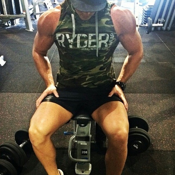 Férfi felső több színben felirattal, elülső zsebbel és kapucnival