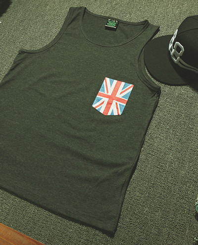 Ανδρικό μπλουζάκι σε σκούρο χρώμα με διακοσμητική τσέπη με εκτύπωση