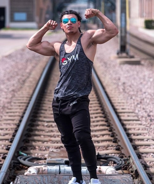 Férfi sportcipő három színben felirattal