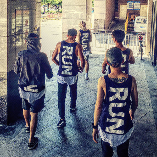 Több színben, feliratos férfi hosszú alkalmi felső