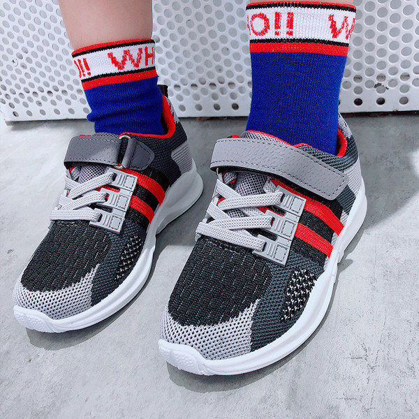 Gyermek tornacipő fiúknak matricákkal és nyakkendőkkel - két színben