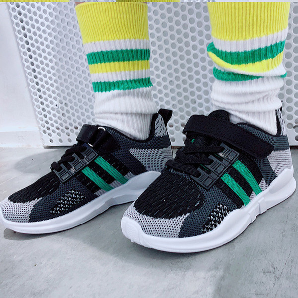 Gyermek tornacipő fiúknak matricákkal és nyakkendőkkel - két színben