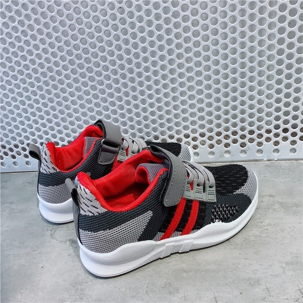 Gyermek tornacipő fiúknak matricákkal és nyakkendőkkel - két színben