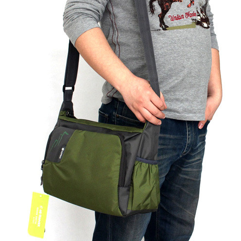 Sport férfi táska hosszú füllel, három színnel