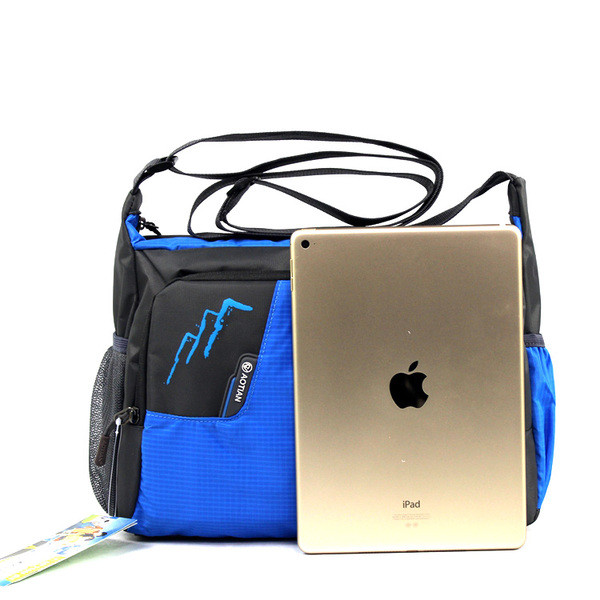 Sport férfi táska hosszú füllel, három színnel