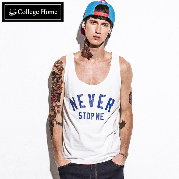 Különböző színekben és modellekben, felirattal és nyomattal ellátott férfi felső