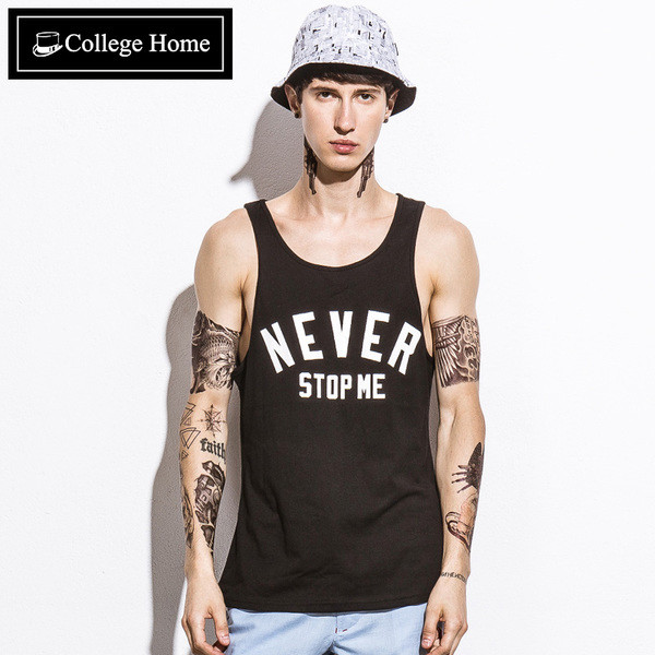 Különböző színekben és modellekben, felirattal és nyomattal ellátott férfi felső