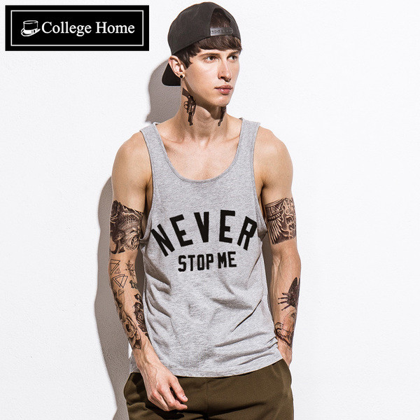 Különböző színekben és modellekben, felirattal és nyomattal ellátott férfi felső