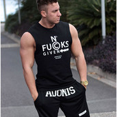 Férfi felső fekete-fehér színben, különböző feliratokkal