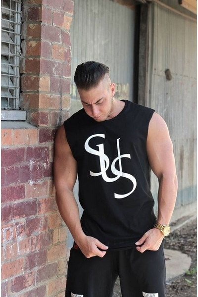 Férfi felső fekete-fehér színben, különböző feliratokkal