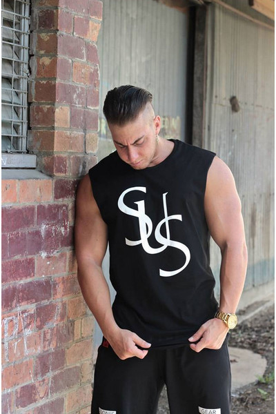 Férfi felső fekete-fehér színben, különböző feliratokkal