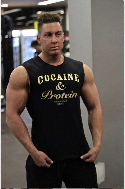 Férfi felső fekete-fehér színben, különböző feliratokkal