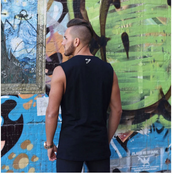 Férfi felső fekete-fehér színben, különböző feliratokkal