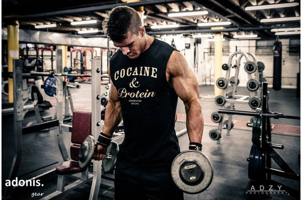 Férfi felső fekete-fehér színben, különböző feliratokkal