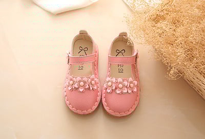 Gyerek szandál lányoknak zárt modell virágos motívummal - fehér, rózsaszín, piros