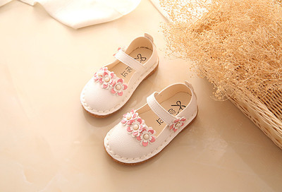 Gyerek szandál lányoknak zárt modell virágos motívummal - fehér, rózsaszín, piros