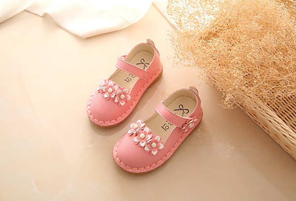 Gyerek szandál lányoknak zárt modell virágos motívummal - fehér, rózsaszín, piros