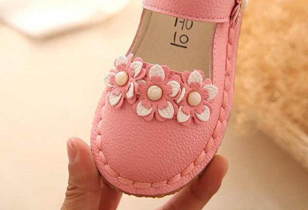 Gyerek szandál lányoknak zárt modell virágos motívummal - fehér, rózsaszín, piros