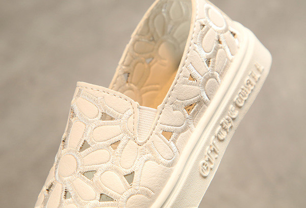 Stílusos gyerekcipő virágmotívummal három színben