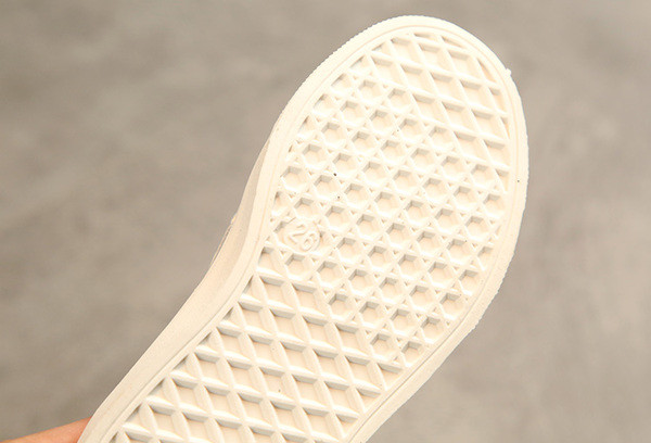 Stílusos gyerekcipő virágmotívummal három színben