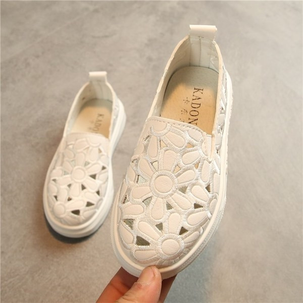 Stílusos gyerekcipő virágmotívummal három színben