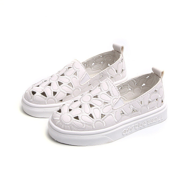 Stílusos gyerekcipő virágmotívummal három színben