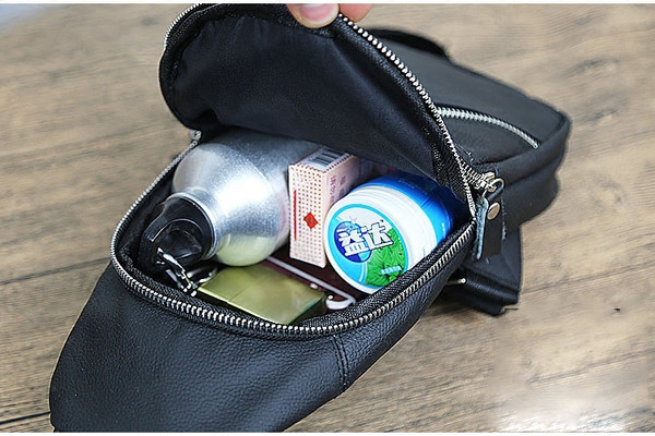 Öko bőrből készült kis férfi válltáska két színben