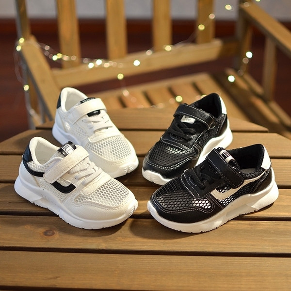 Παιδικά παπούτσια αναπνεύσιμαι για αγόρια σε λευκό και μαύρο χρώμα