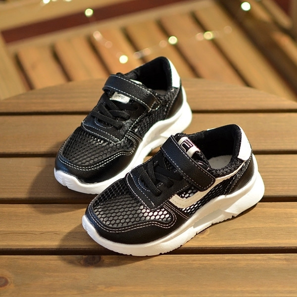 Παιδικά παπούτσια αναπνεύσιμαι για αγόρια σε λευκό και μαύρο χρώμα