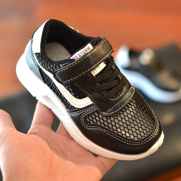 Παιδικά παπούτσια αναπνεύσιμαι για αγόρια σε λευκό και μαύρο χρώμα