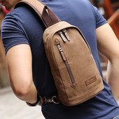 Hétköznapi férfi hátizsák egy vállon cipzárral