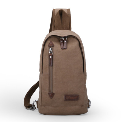 Hétköznapi férfi hátizsák egy vállon cipzárral