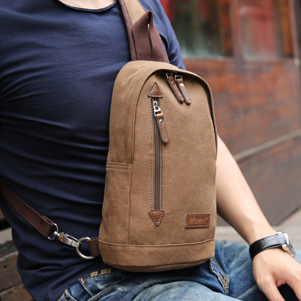 Hétköznapi férfi hátizsák egy vállon cipzárral