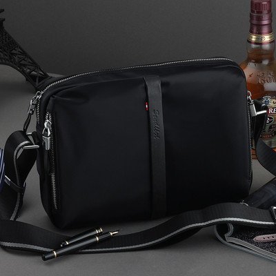 Ανδρική τσάντα ώμου σε δύο σχέδια και δύο χρώματα