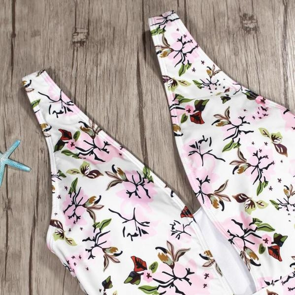 Costum de baie complet elegant, alb, cu imprimeu și decolteu adânc